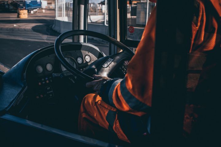 Пользующийся телефоном во время движения водитель автобуса ужаснул новокузнечанку 