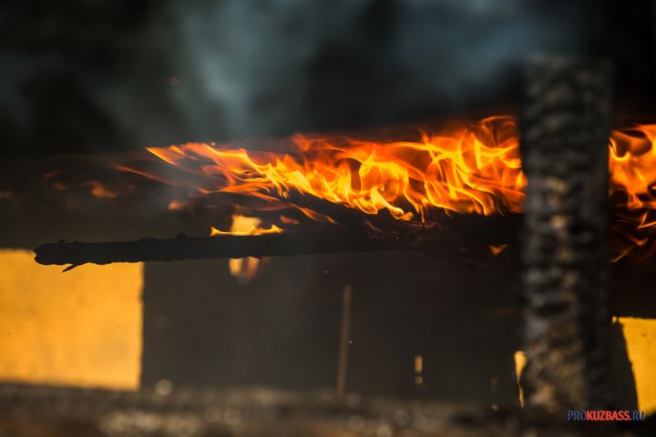 Объятая огнем часть комбината попала на видео в Новокузнецке 