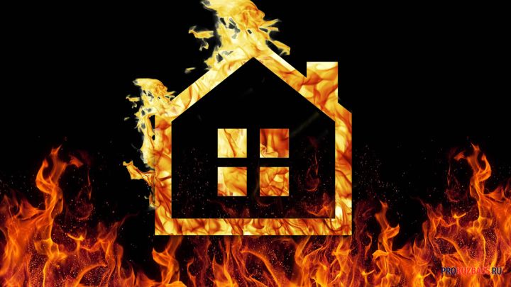 Огонь посреди ночи объял частный дом в Кемерове