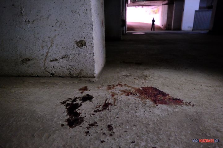 Залитая кровью лестничная площадка создала проблемы кузбассовцам 