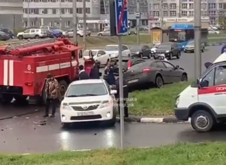 Иномарку отбросило на газон после жесткого столкновения у ТЦ в Новокузнецке