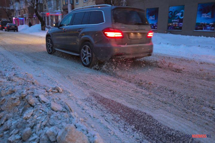 Власти Кемерова ограничили движение по городским дорогам из-за снегопадов 