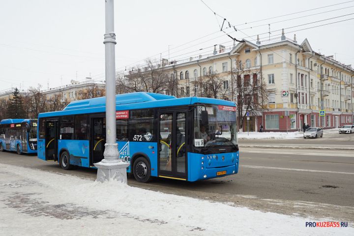 Новокузнечане в утренний час пик остались без автобусов из-за резкого похолодания