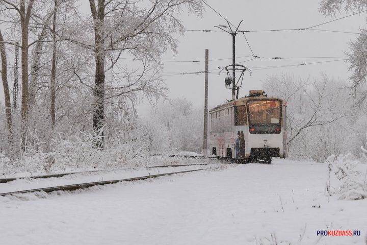 Трамвай сошел с рельсов на проспекте в Кемерове