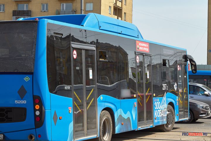 Водитель автобуса с телефоном в руке возмутил новокузнечан 