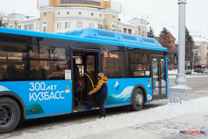 Новокузнечане пожаловались на разговаривавшего по видеосвязи водителя автобуса
