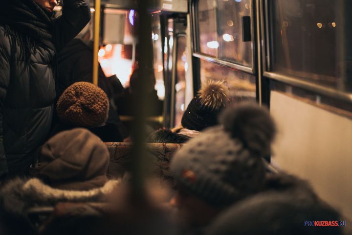Водитель вынудил кузбассовцев ожидать посадки в автобус на морозе 