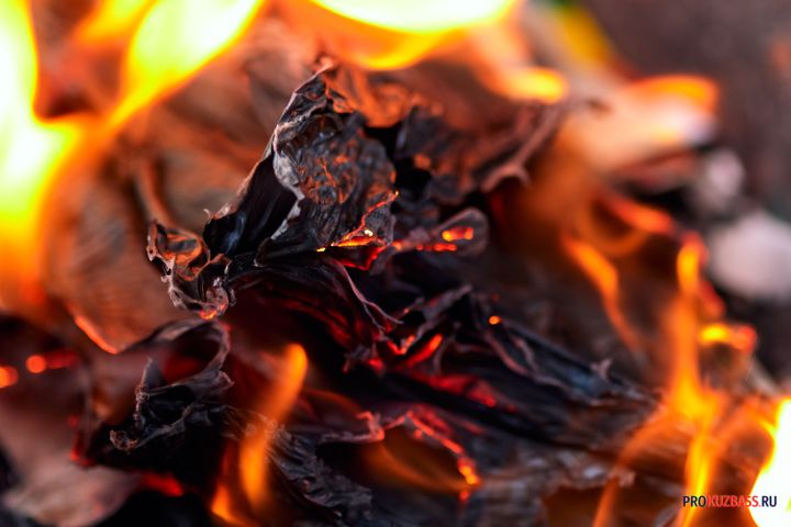 «БелАЗ» загорелся ранним утром на кузбасском разрезе