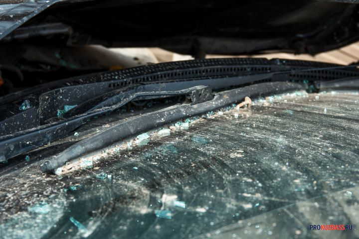 Водитель иномарки сбежал после столкновения с дорожным знаком в Кузбассе 