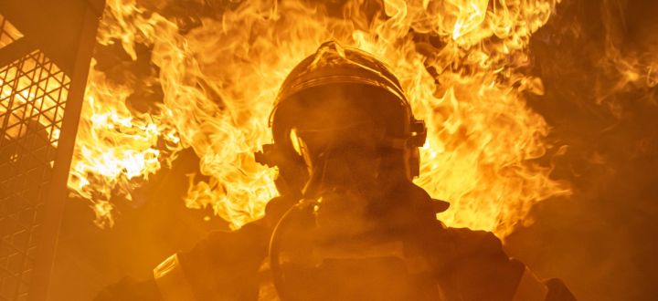 Десятки человек покинули пятиэтажку в Кузбассе из-за серьезного пожара