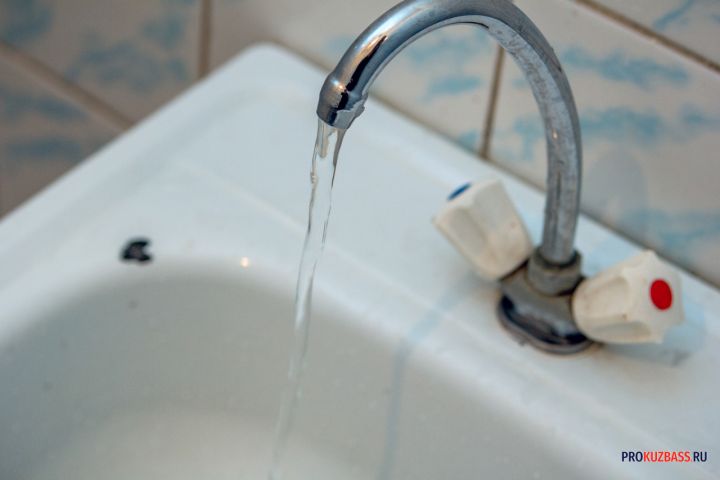 Дома и детские учреждения в кузбасском городе лишились воды из-за коммунальной аварии