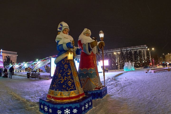 Трехголовый змей и богатыри: ледовый городок с десятками фигур появился в центре Кемерова
