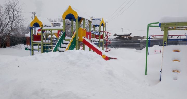 Заваленные снегом детские площадки возмутили кузбассовцев 