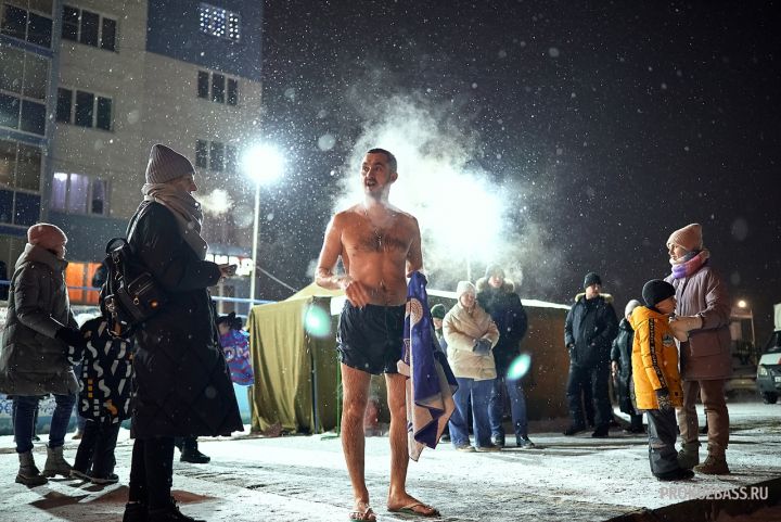 Снежная полночь: кемеровчане окунулись в прорубь на Крещение 