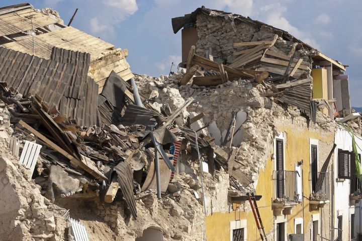 Сотни человек погибли в результате землетрясения в Турции 