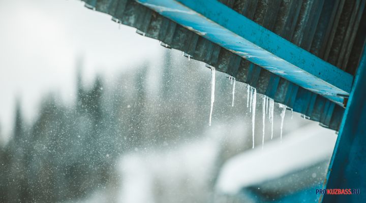 Сорвавшиеся с крыши снег и лед рухнули под ноги жительницы Кузбасса 