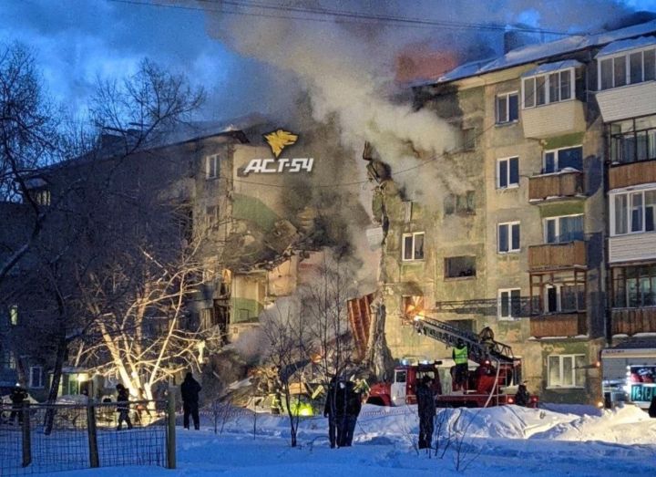 Два человека погибли из-за взрыва газа в пятиэтажке в Новосибирске