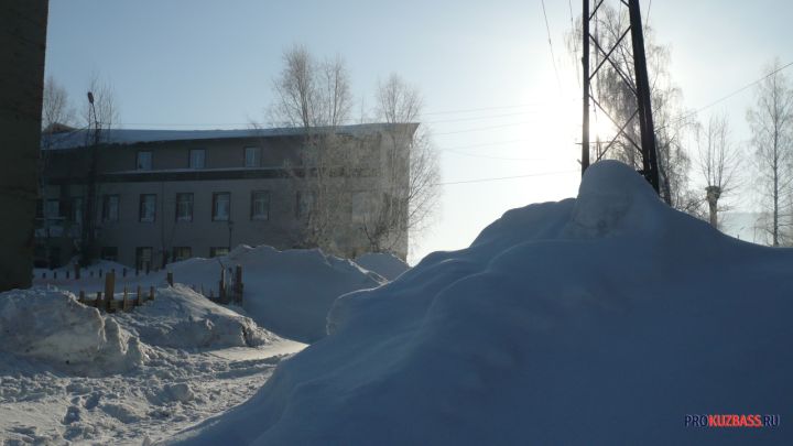 Коммунальщики в Кузбассе за неделю допустили свыше 60 нарушений в уборке снега