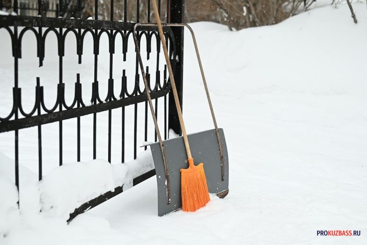 Кемеровчанка пожаловалась на вывоз снега к домам жителей ФПК