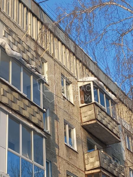 Кемеровчане обнаружили смертельную опасность на балконах многоквартирного дома 
