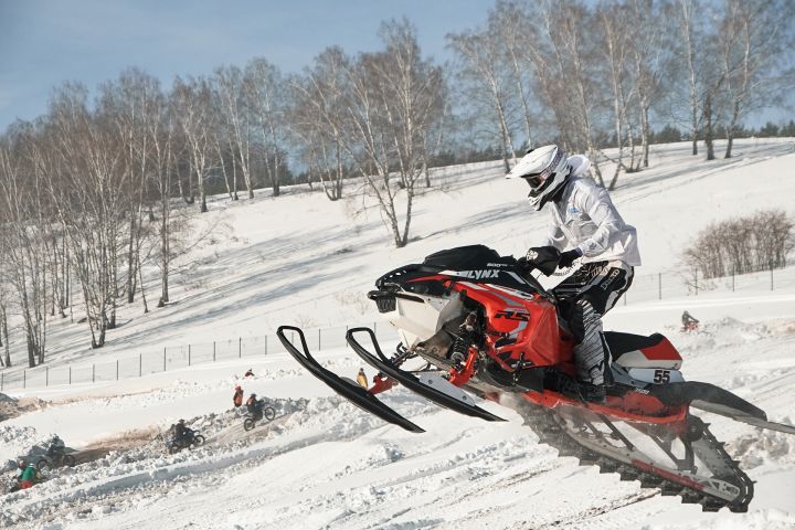 Скорость и адреналин: в Кемерове прошли экстремальные гонки на снегоходах и байках
