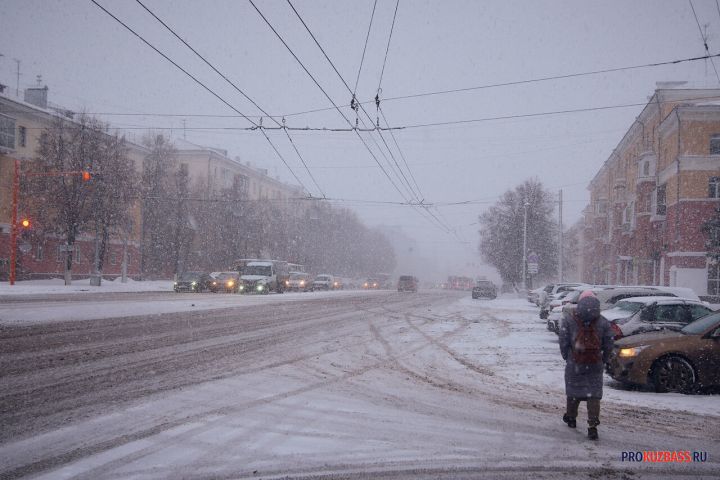 Сильные снегопады: ГИБДД Кузбасса предупредила водителей о резком ухудшении погоды