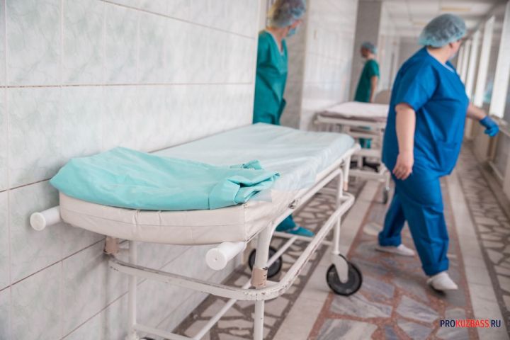 Сотрудники кемеровской больницы отказались пропускать горожанку из-за отсутствия бахил