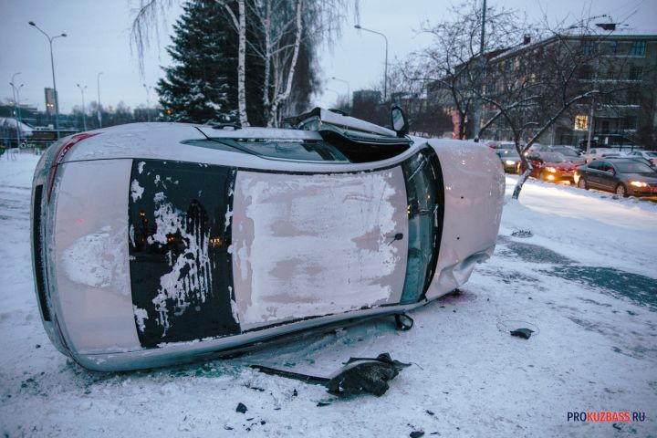Столкновение четырех машин возле остановки в Новокузнецке попало на камеру