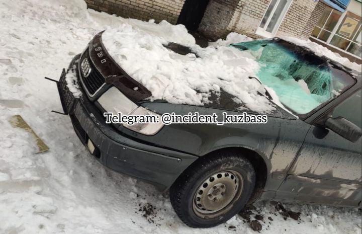 Упавший с крыши снег со льдом разбил несколько припаркованных машин в Кузбассе