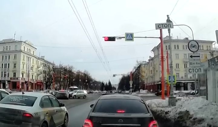 Момент ДТП на перекрестке в центре Кемерова попал на видео