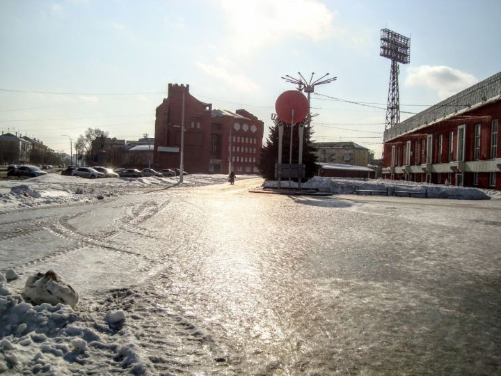 Стихийный «каток» в центре Кемерова ужаснул пешеходов