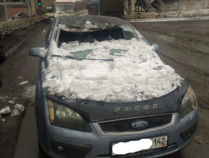 Упавший с надземного перехода лед разбил иномарку новокузнечанина