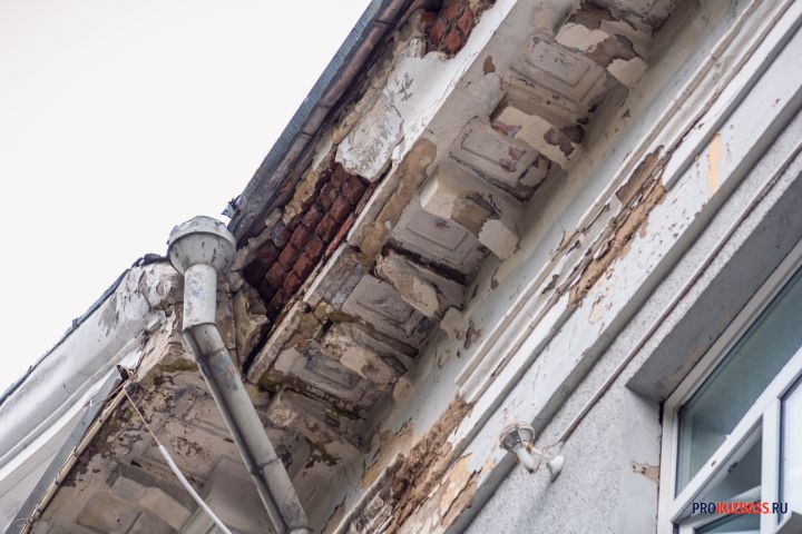 Протекающая после капремонта крыша возмутила новокузнечан из многоквартирного дома