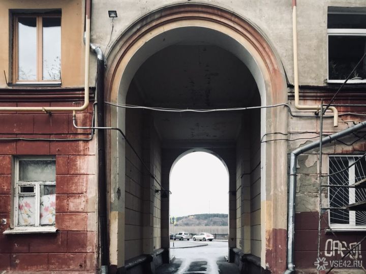 Потолок частично обрушился в многоквартирном доме в центре Кемерова