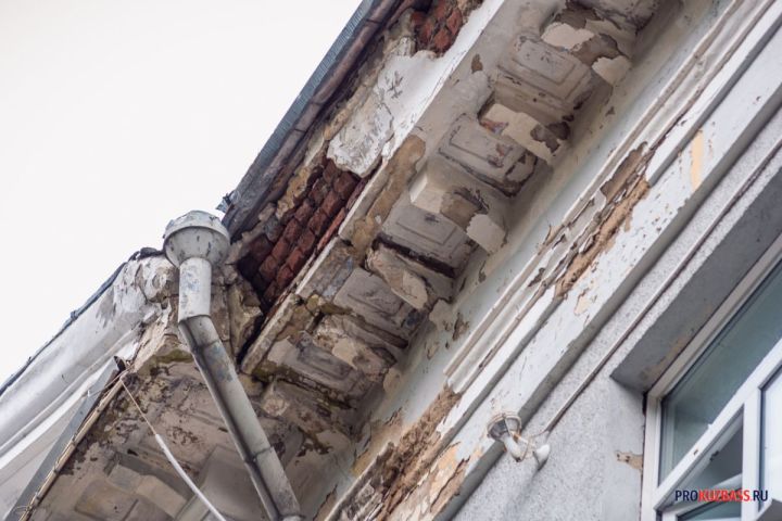 Опасная лестница повисла над головами кузбассовцев из-за бездействия коммунальщиков