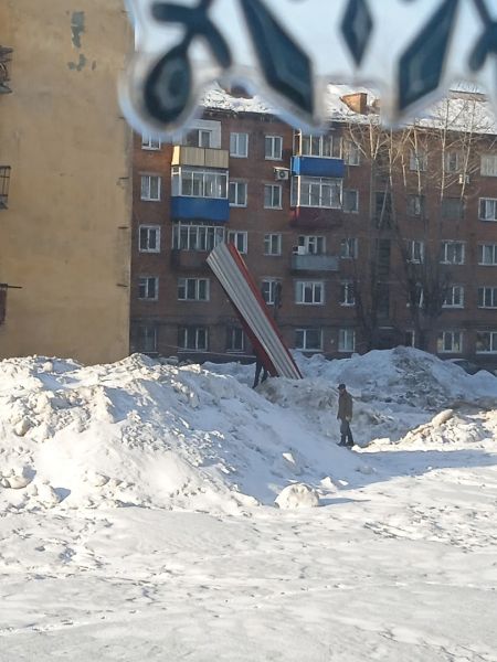 Сильный ветер сорвал часть крыши с дома в кузбасском городе