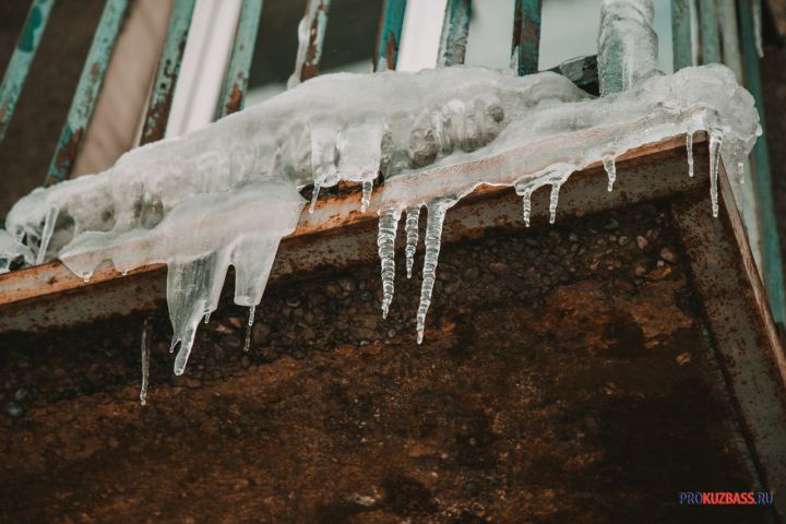МЧС: свисающие с крыш снег и сосульки начали представлять опасность жизни кузбассовцев