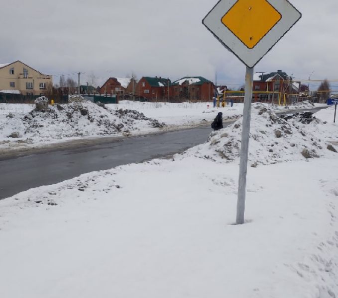 Плохая уборка снега вынудила жителей кемеровского поселка выйти на дорогу