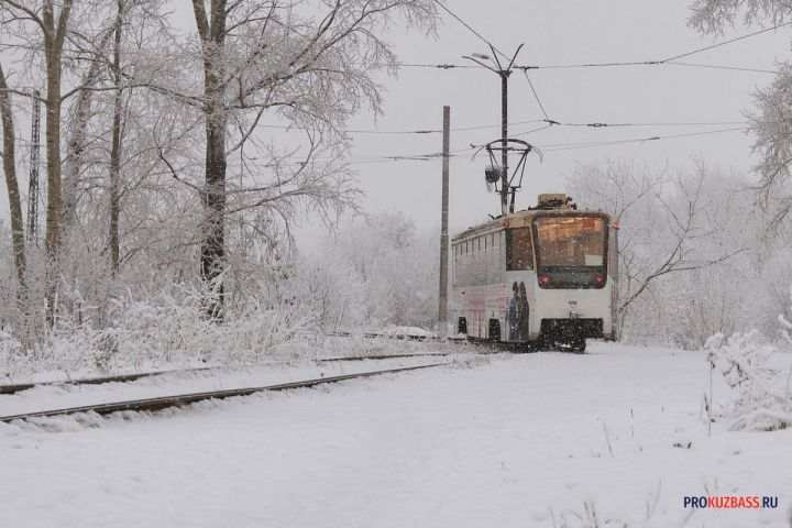 Кемеровский трамвай отстал от расписания из-за двойной работы водителя