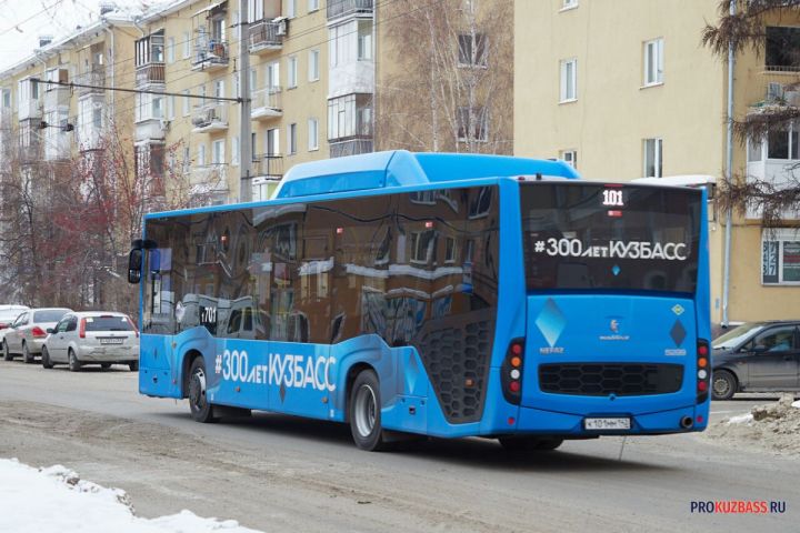 Автобус с пассажирами врезался в бетонный колодец в Кузбассе 