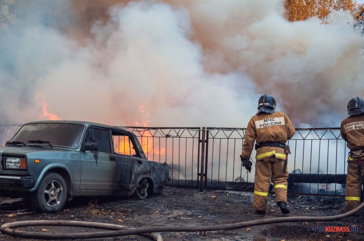 Автомобиль загорелся на улице кузбасского города