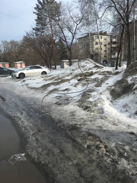 «Можно без глаза остаться»: пробившаяся из-под земли арматура встревожила кемеровчан