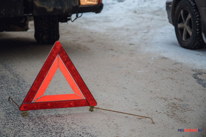 «КамАЗ» протаранил легковушку на оживленной дороге в Новокузнецке