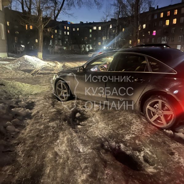Глубокие ямы во дворе многоквартирного дома в Новокузнецке возмутили автомобилистов