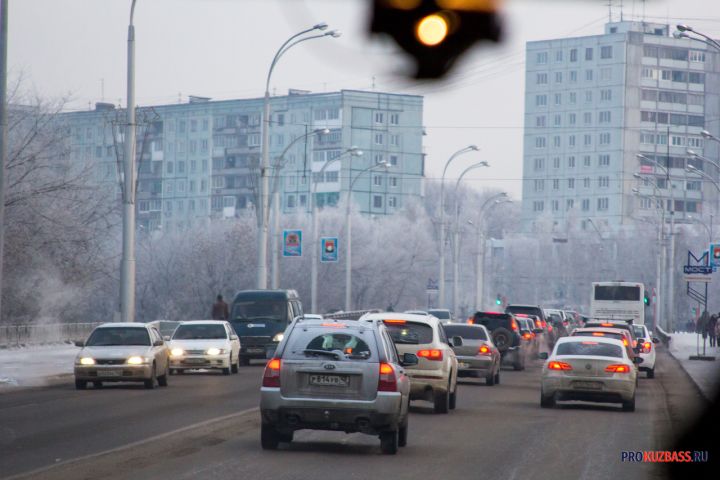 Большие пробки в пятницу парализовали движение в центре Кемерова