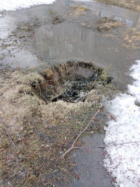 Вода затопила подвал дома в кузбасском городе из-за неисправной ливневки