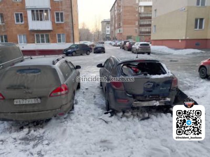 Свалившийся с крыши пятиэтажки снег разбил легковушку в Кемерове 