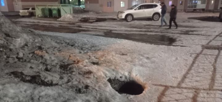 Кемеровчанин пожаловался на открытый колодец на пути к школе