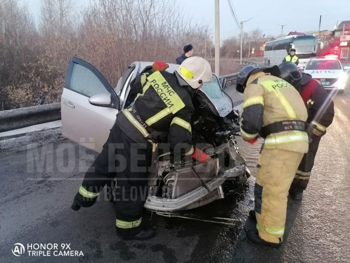 Микроавтобус уничтожил иномарку в кузбасском городе: есть пострадавшие