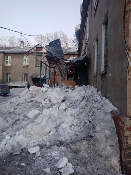 Упавший с крыши снег уничтожил крыльцо многоквартирного дома в Кемерове